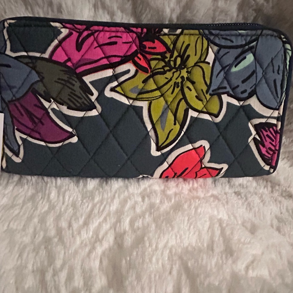 🎉HP🎉Vera Bradley RFID Georgia Wallet in Falling Flowers Pattern - Picture 2 of 6